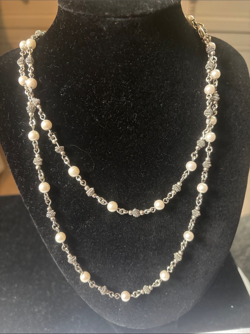 Single -Strand Pearl and Silver necklace